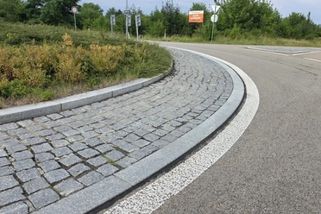 Řidiči si na kruhových objezdech krátí cestu přes obrubník. Ne vždy ale vědí, co riskují